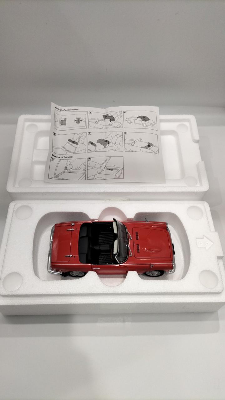 Laden Sie das Bild in Galerie -Viewer, AUTOART 1/18 HONDA S800 Scale Model Car– Used
