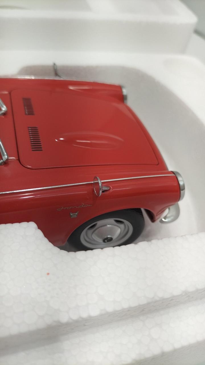 Laden Sie das Bild in Galerie -Viewer, AUTOART 1/18 HONDA S800 Scale Model Car– Used
