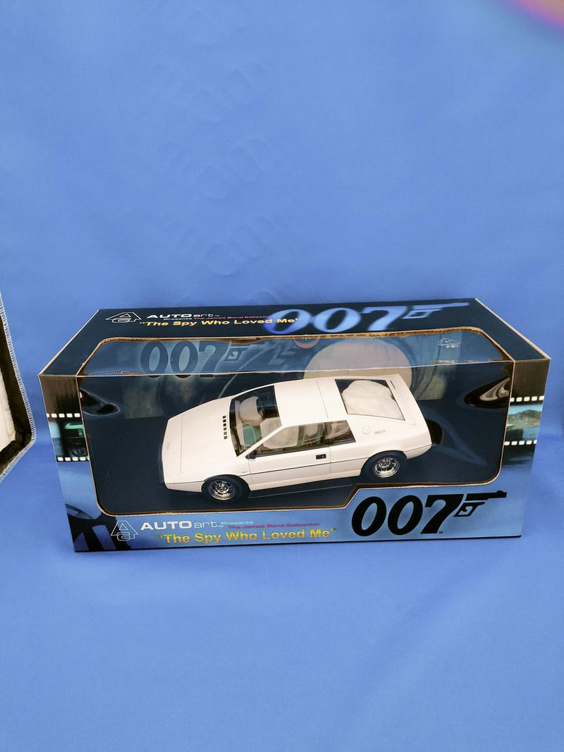 Laden Sie das Bild in Galerie -Viewer, AUTOart &quot;The Spy Who Loved Me&quot; Lotus Esprit S1 1/18 Scale Car– Used
