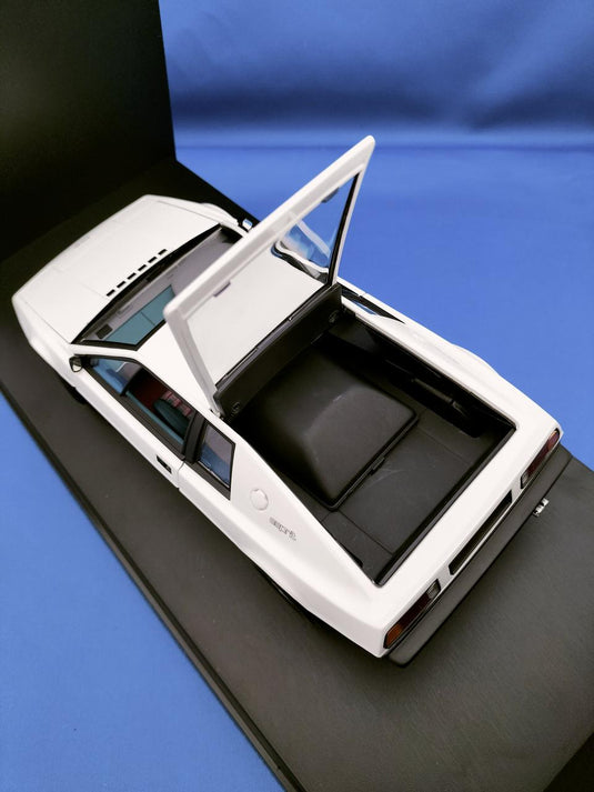 AUTOart "The Spy Who Loved Me" Lotus Esprit S1 1/18 Scale Car– Used