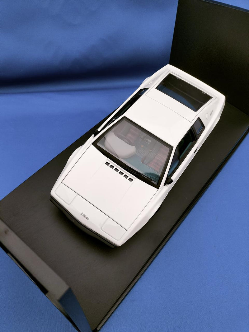 Laden Sie das Bild in Galerie -Viewer, AUTOart &quot;The Spy Who Loved Me&quot; Lotus Esprit S1 1/18 Scale Car– Used
