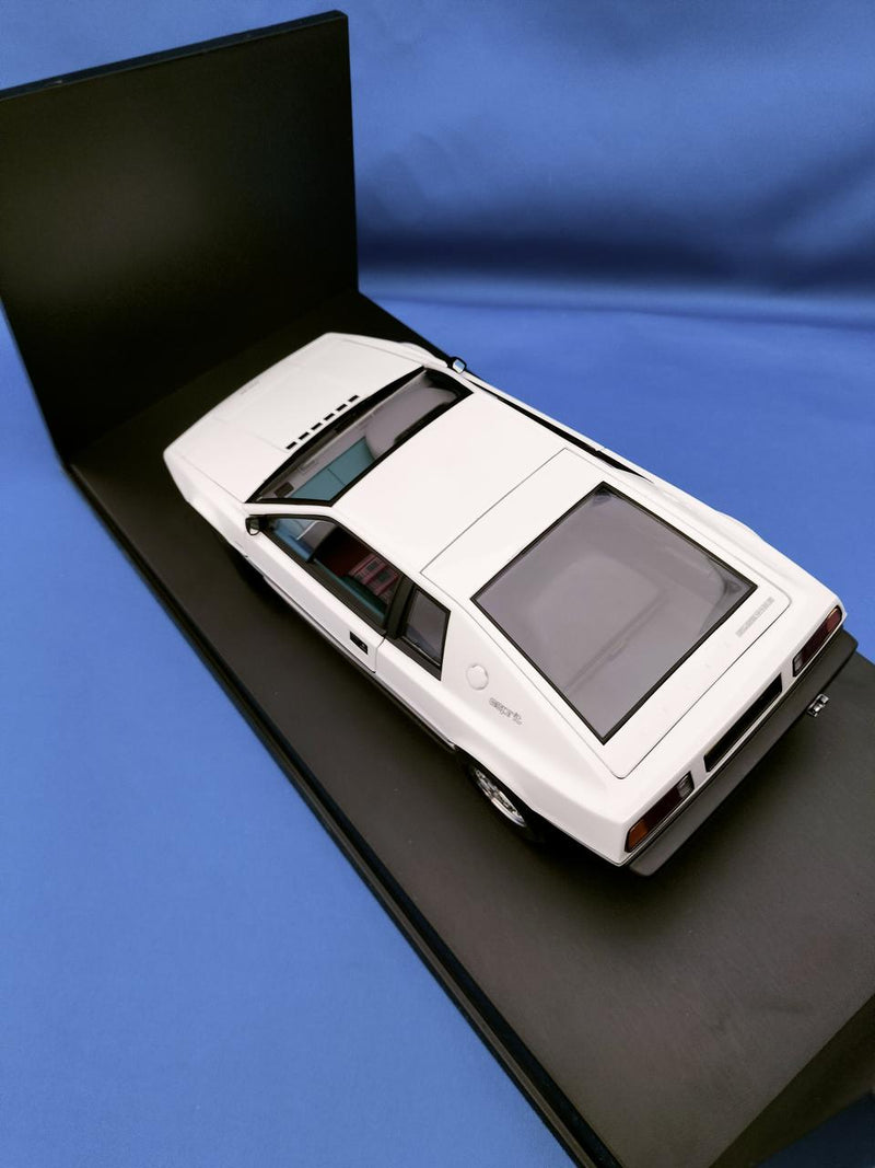 Laden Sie das Bild in Galerie -Viewer, AUTOart &quot;The Spy Who Loved Me&quot; Lotus Esprit S1 1/18 Scale Car– Used
