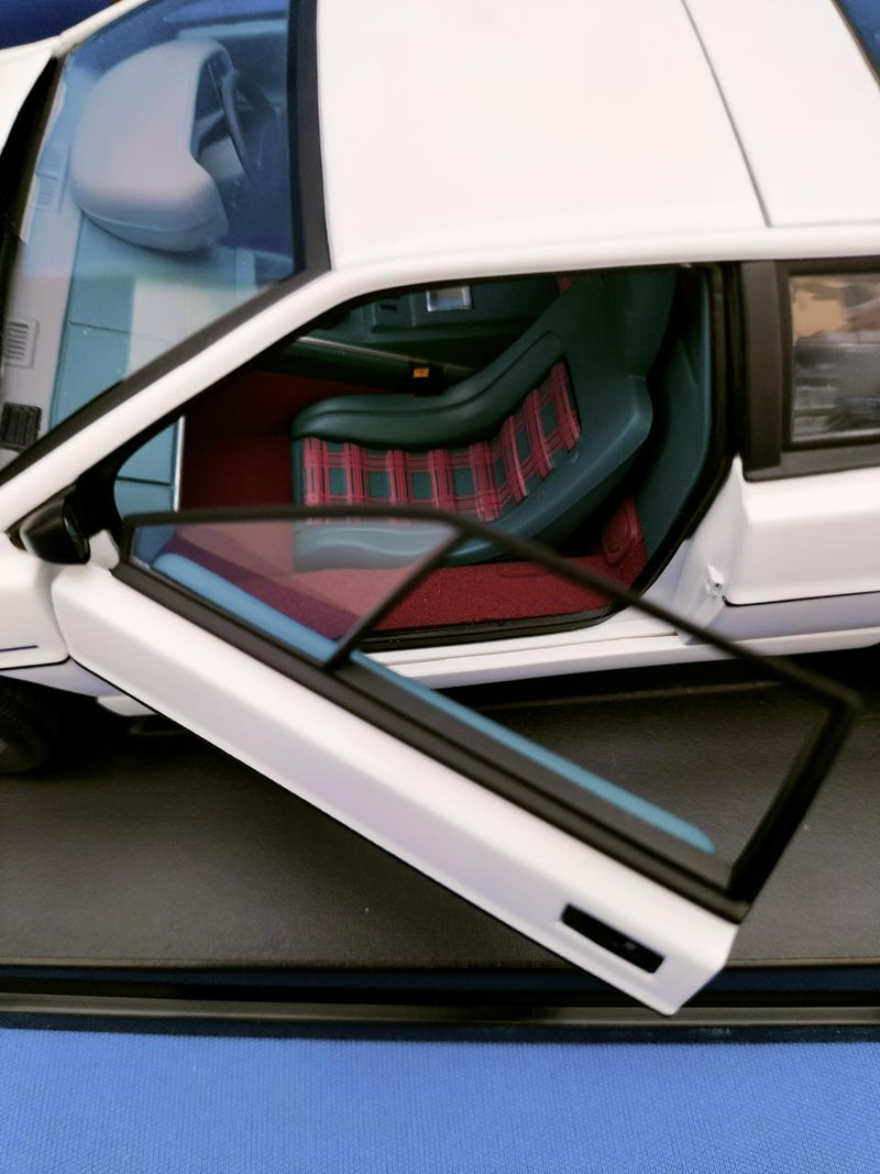 Laden Sie das Bild in Galerie -Viewer, AUTOart &quot;The Spy Who Loved Me&quot; Lotus Esprit S1 1/18 Scale Car– Used
