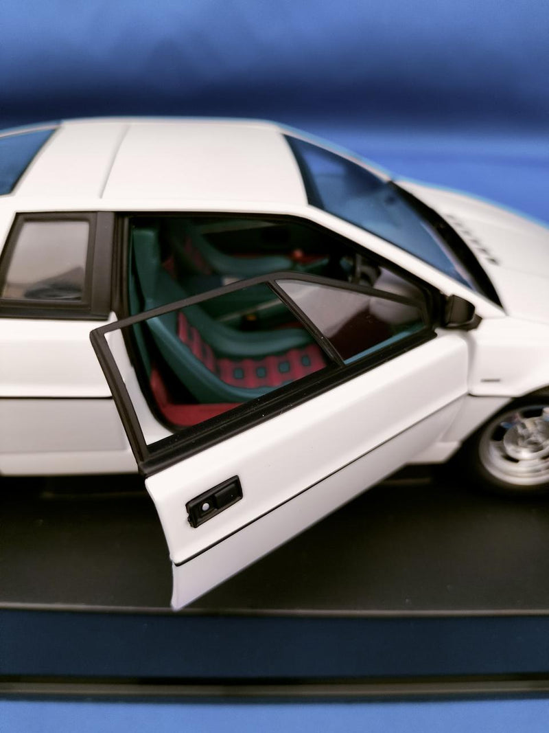 Laden Sie das Bild in Galerie -Viewer, AUTOart &quot;The Spy Who Loved Me&quot; Lotus Esprit S1 1/18 Scale Car– Used
