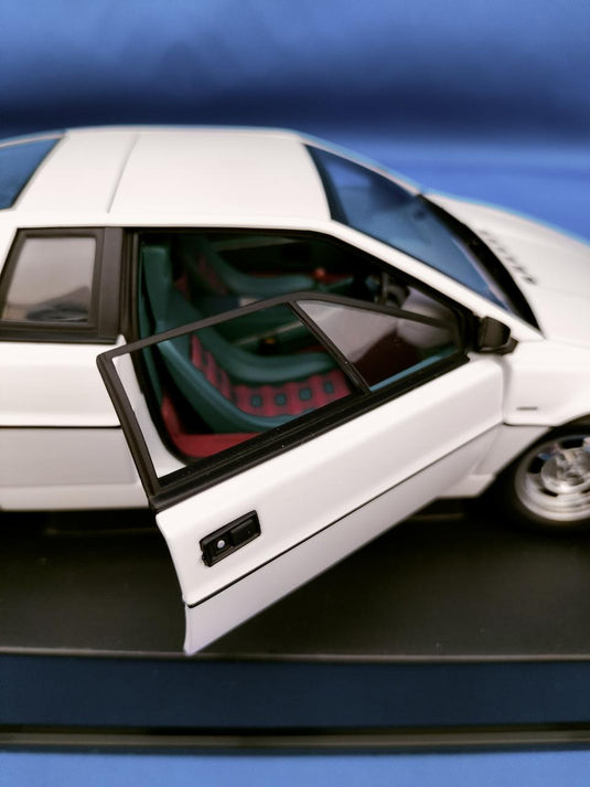 AUTOart "The Spy Who Loved Me" Lotus Esprit S1 1/18 Scale Car– Used