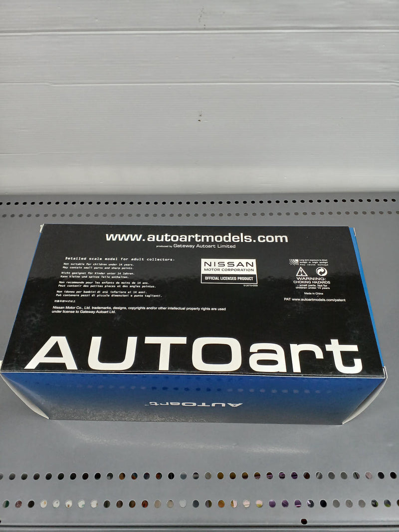 Load image into Gallery viewer, AUTOart Skyline 2000GT-R 1/18 Scale Model Car– Used
