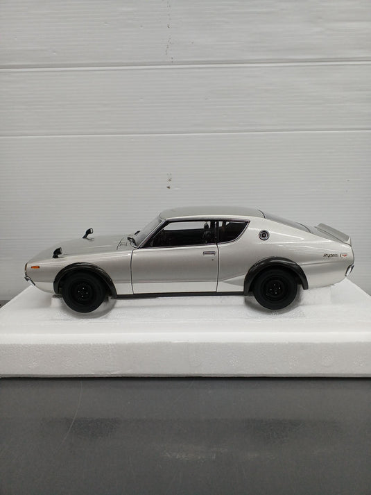 AUTOart Skyline 2000GT-R 1/18 Scale Model Car– Used