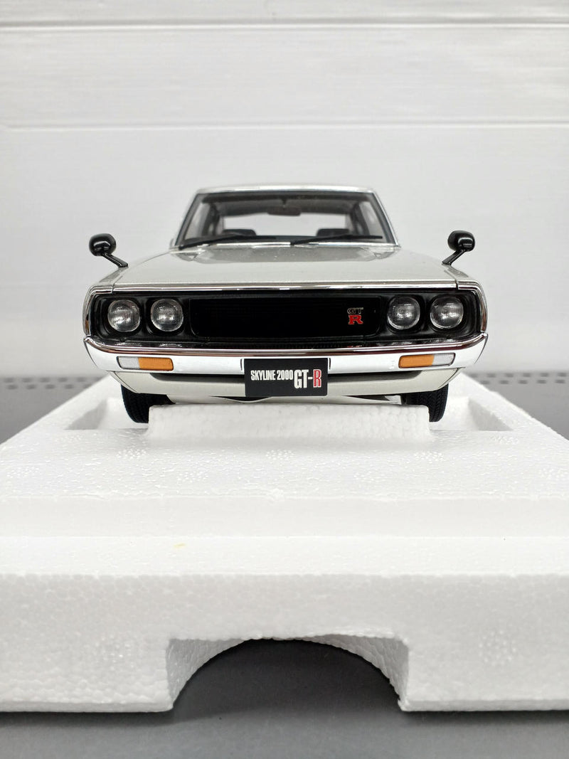 Load image into Gallery viewer, AUTOart Skyline 2000GT-R 1/18 Scale Model Car– Used

