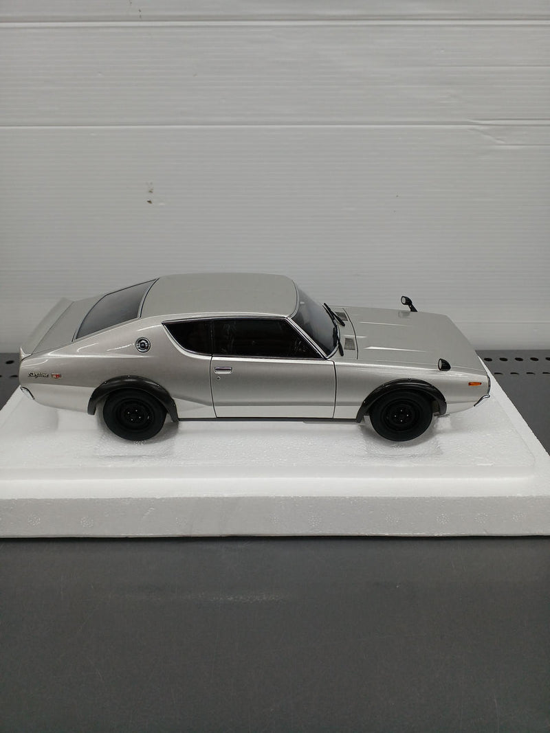 Load image into Gallery viewer, AUTOart Skyline 2000GT-R 1/18 Scale Model Car– Used

