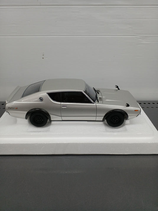 AUTOart Skyline 2000GT-R 1/18 Scale Model Car– Used