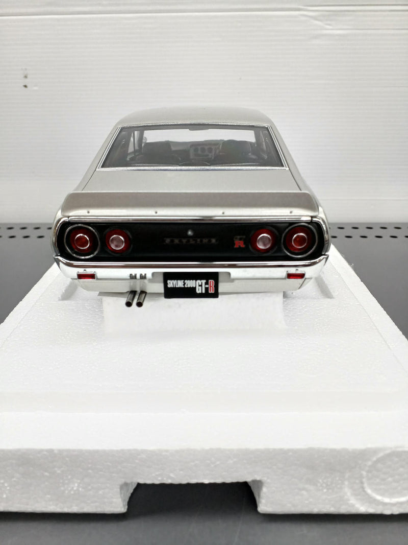 Load image into Gallery viewer, AUTOart Skyline 2000GT-R 1/18 Scale Model Car– Used
