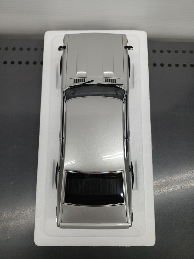 Load image into Gallery viewer, AUTOart Skyline 2000GT-R 1/18 Scale Model Car– Used

