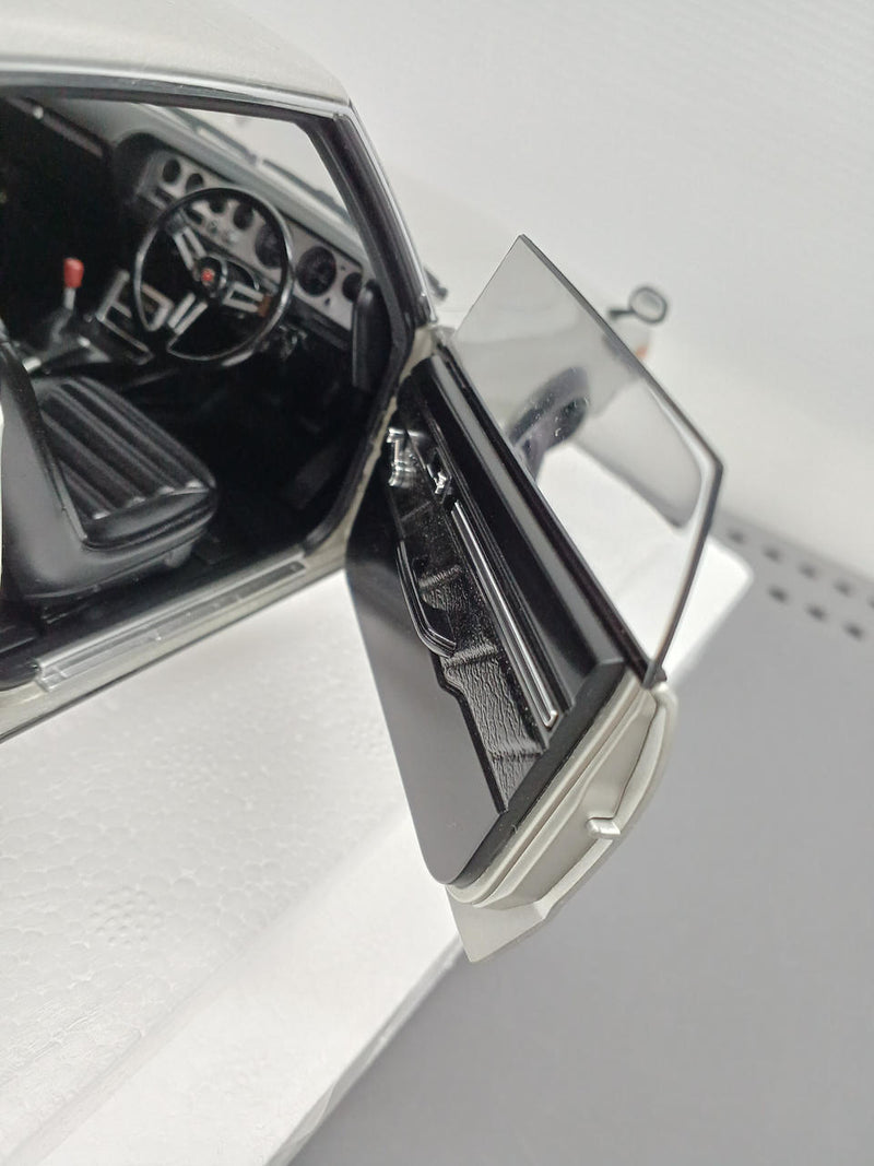 Load image into Gallery viewer, AUTOart Skyline 2000GT-R 1/18 Scale Model Car– Used
