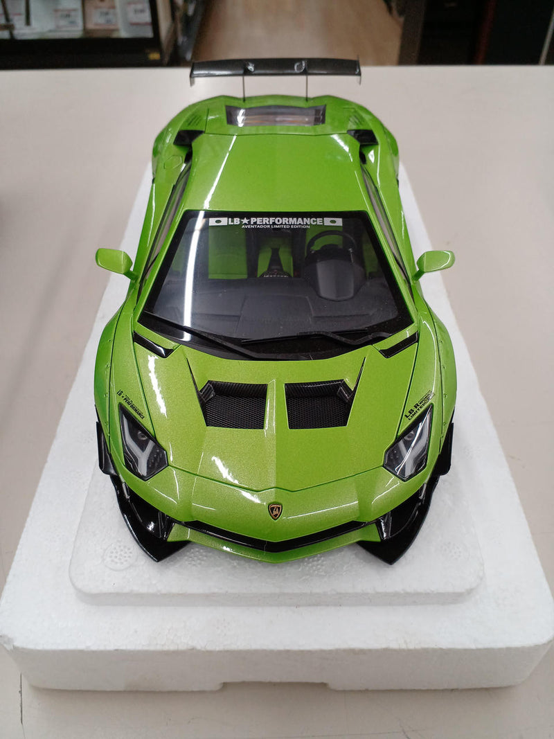 Load image into Gallery viewer, AUTOart LAMBORGHINI AVENTADOR Diecast 1/18 Scale Car– Used
