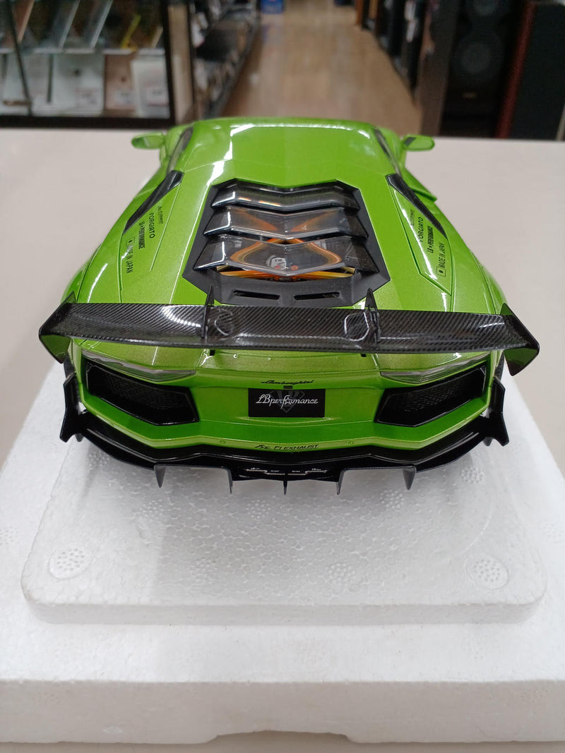 Load image into Gallery viewer, AUTOart LAMBORGHINI AVENTADOR Diecast 1/18 Scale Car– Used
