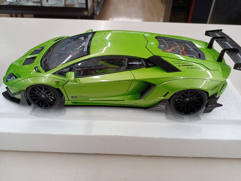 Load image into Gallery viewer, AUTOart LAMBORGHINI AVENTADOR Diecast 1/18 Scale Car– Used
