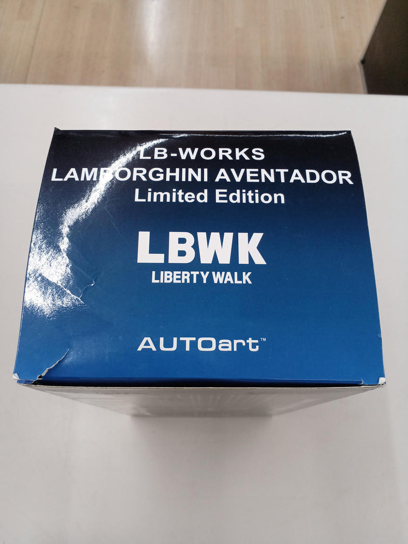 Load image into Gallery viewer, AUTOart LAMBORGHINI AVENTADOR Diecast 1/18 Scale Car– Used
