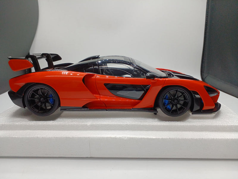 Cargue la imagen en el visor de la galería, AUTOart 76078 McLAREN SENNA 1/18 Scale Car– Used

