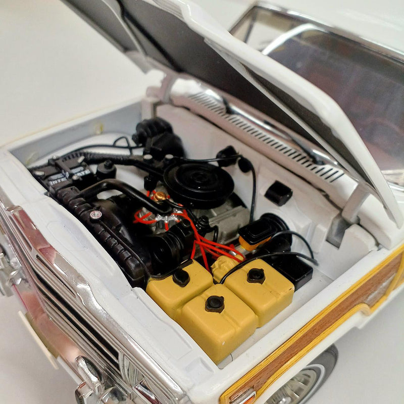 Laden Sie das Bild in Galerie -Viewer, AUTOart 1/18 JEEP GRAND WAGONEER Scale Model Car– Used
