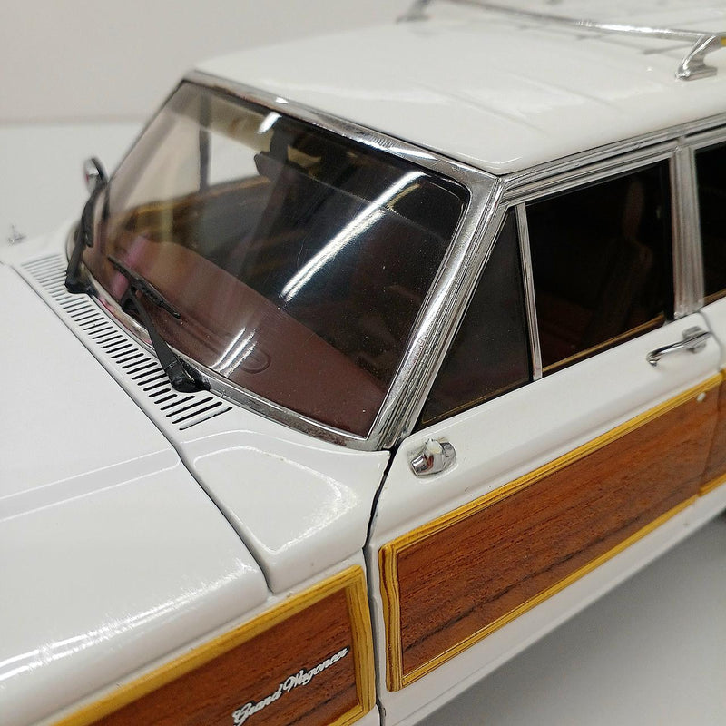 Laden Sie das Bild in Galerie -Viewer, AUTOart 1/18 JEEP GRAND WAGONEER Scale Model Car– Used
