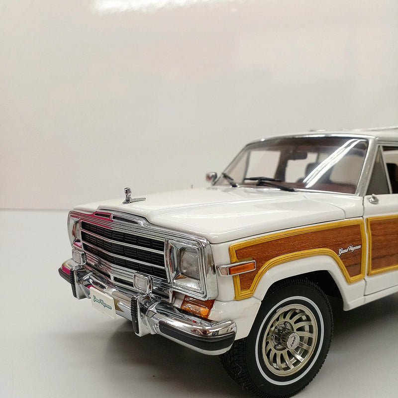 Laden Sie das Bild in Galerie -Viewer, AUTOart 1/18 JEEP GRAND WAGONEER Scale Model Car– Used
