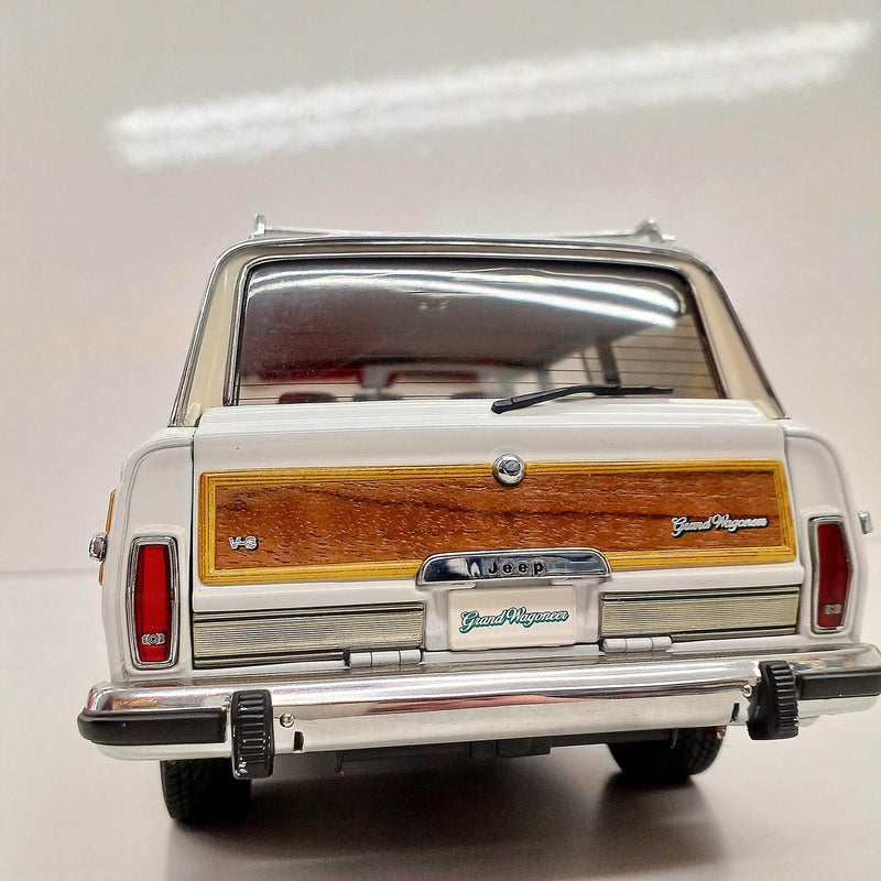 Laden Sie das Bild in Galerie -Viewer, AUTOart 1/18 JEEP GRAND WAGONEER Scale Model Car– Used
