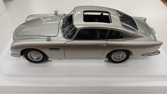 AUTOart Aston Martin DB5 James Bond Car 1/18 Diecast Car– Used