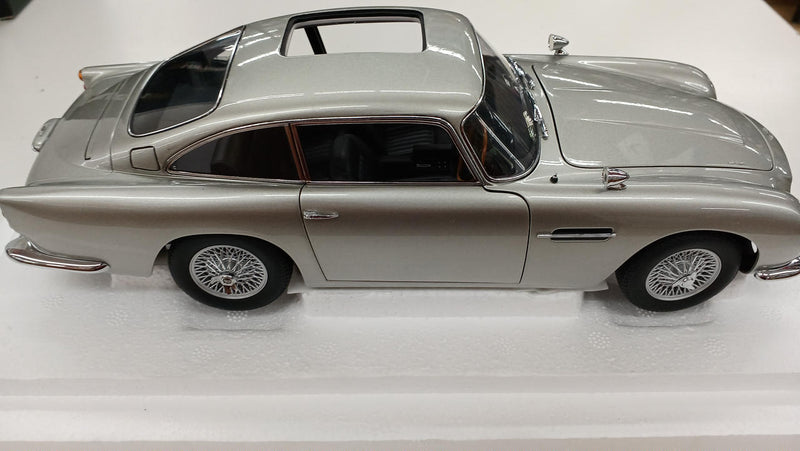 Cargue la imagen en el visor de la galería, AUTOart Aston Martin DB5 James Bond Car 1/18 Diecast Car– Used
