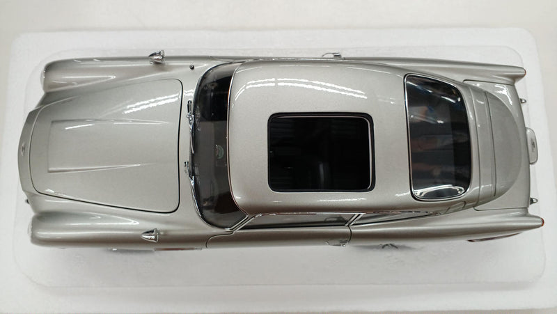 Cargue la imagen en el visor de la galería, AUTOart Aston Martin DB5 James Bond Car 1/18 Diecast Car– Used
