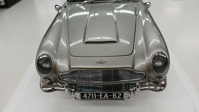 Cargue la imagen en el visor de la galería, AUTOart Aston Martin DB5 James Bond Car 1/18 Diecast Car– Used
