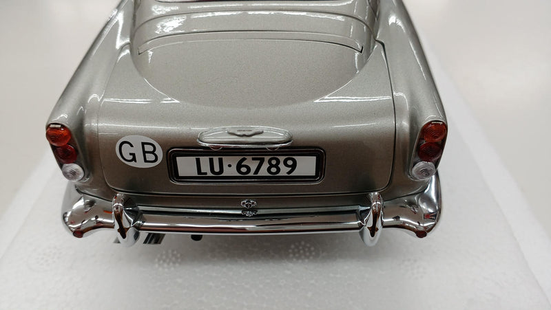 Cargue la imagen en el visor de la galería, AUTOart Aston Martin DB5 James Bond Car 1/18 Diecast Car– Used
