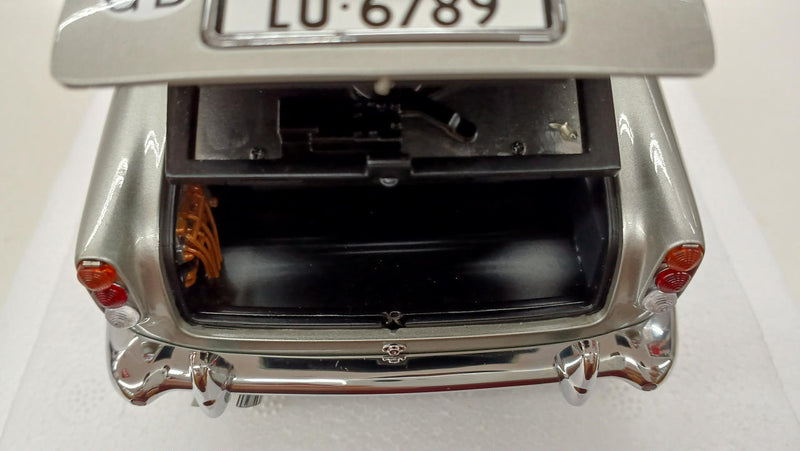 Cargue la imagen en el visor de la galería, AUTOart Aston Martin DB5 James Bond Car 1/18 Diecast Car– Used

