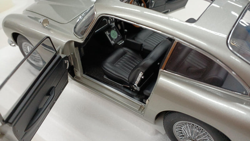 Cargue la imagen en el visor de la galería, AUTOart Aston Martin DB5 James Bond Car 1/18 Diecast Car– Used

