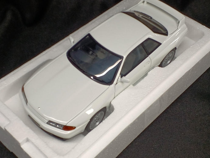 AUTOART 1/18 NISSAN SKYLINE GT-R (R32) V-SPEC II Scale Model Car– Used