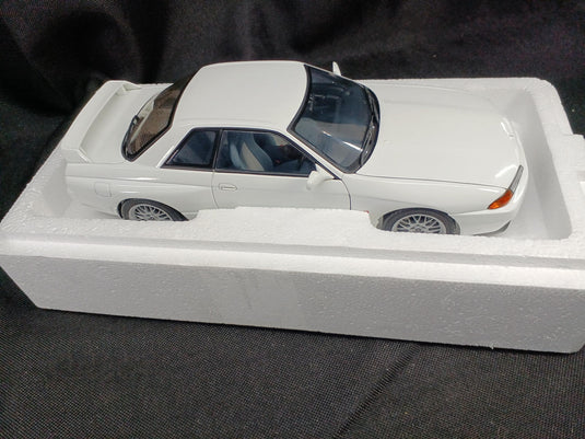 AUTOART 1/18 NISSAN SKYLINE GT-R (R32) V-SPEC II Scale Model Car– Used