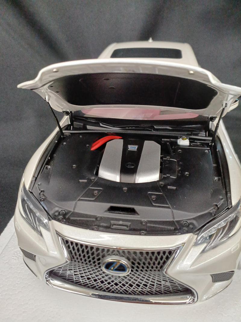 Cargue la imagen en el visor de la galería, AUTOart 78866 Lexus LS500h 1/18 Scale Model Car– Used
