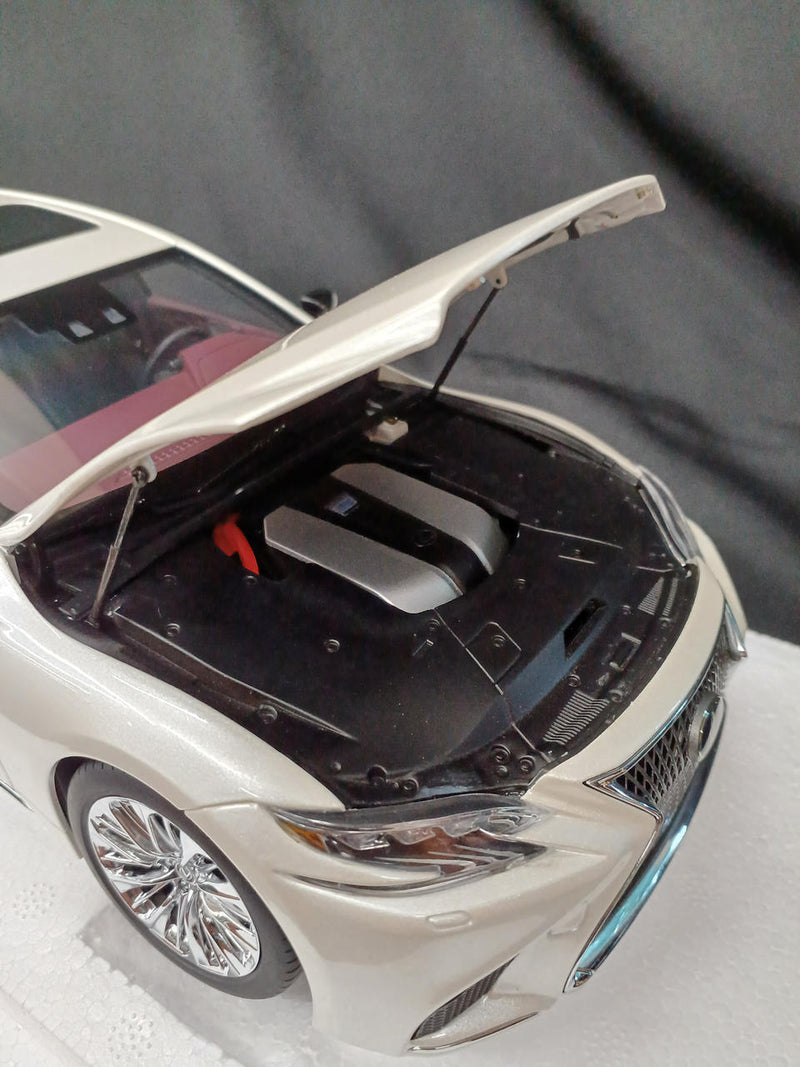 Cargue la imagen en el visor de la galería, AUTOart 78866 Lexus LS500h 1/18 Scale Model Car– Used
