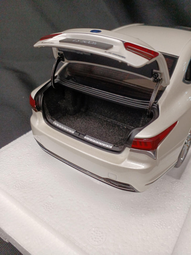 Cargue la imagen en el visor de la galería, AUTOart 78866 Lexus LS500h 1/18 Scale Model Car– Used
