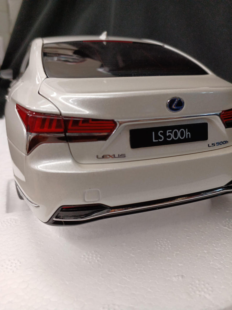 Cargue la imagen en el visor de la galería, AUTOart 78866 Lexus LS500h 1/18 Scale Model Car– Used
