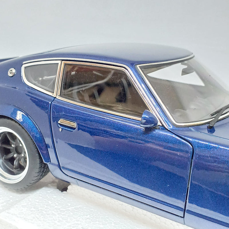 Laden Sie das Bild in Galerie -Viewer, AUTOart &quot;Devil Z&quot; Midnight Blue Nissan Fairlady Z (S30) 1/18 Scale Model Car– Used
