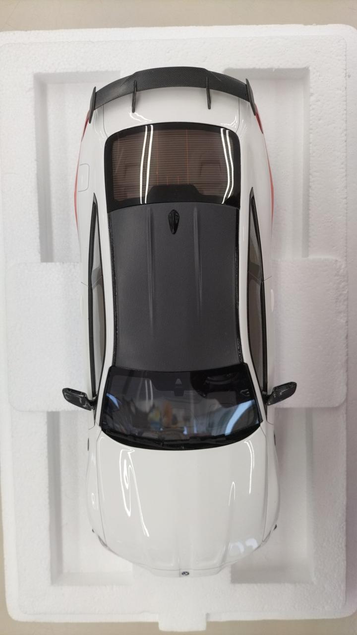 Cargue la imagen en el visor de la galería, TSM TOP SPEED BMW M4 M-Performance Alpine White 1/18 Diecast Car– Used
