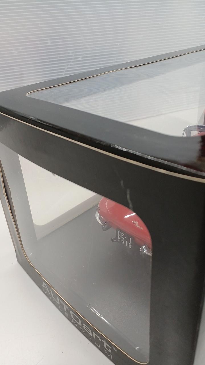 Cargue la imagen en el visor de la galería, AUTOart Alfa Romeo 1600 Duetto Spider 1/18 Scale Model Car– Used
