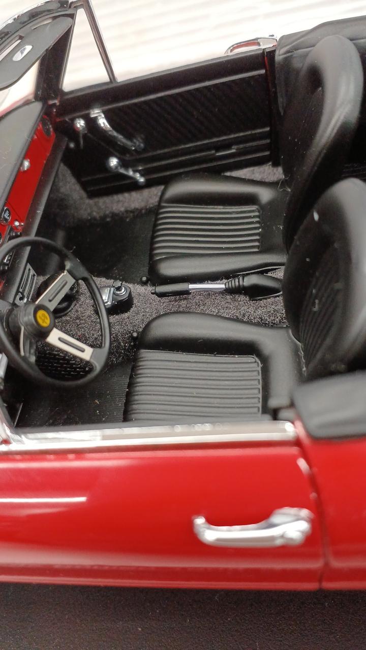 Cargue la imagen en el visor de la galería, AUTOart Alfa Romeo 1600 Duetto Spider 1/18 Scale Model Car– Used
