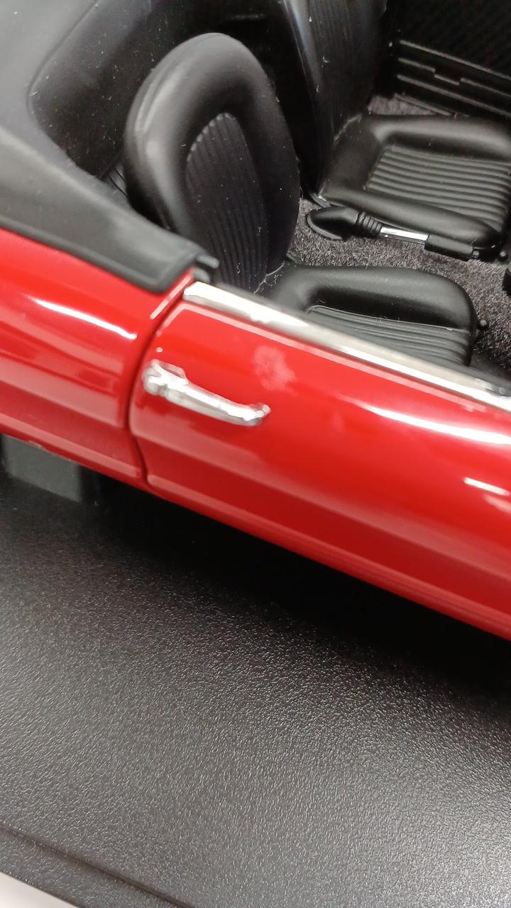 Cargue la imagen en el visor de la galería, AUTOart Alfa Romeo 1600 Duetto Spider 1/18 Scale Model Car– Used
