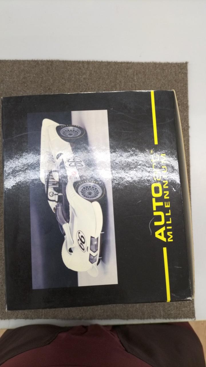 Laden Sie das Bild in Galerie -Viewer, AUTO ART CHAPARRAL 2 1/18 Scale Model Car– Used

