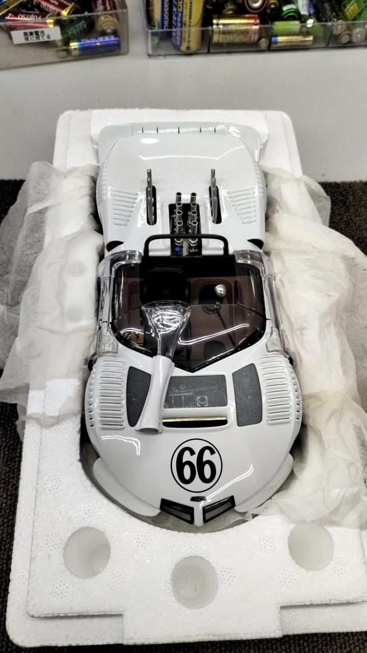 Laden Sie das Bild in Galerie -Viewer, AUTO ART CHAPARRAL 2 1/18 Scale Model Car– Used
