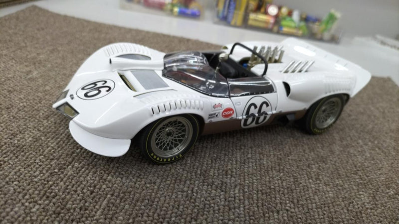 Laden Sie das Bild in Galerie -Viewer, AUTO ART CHAPARRAL 2 1/18 Scale Model Car– Used
