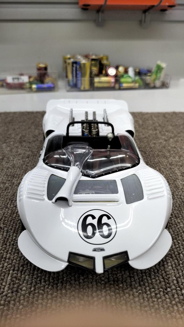 Laden Sie das Bild in Galerie -Viewer, AUTO ART CHAPARRAL 2 1/18 Scale Model Car– Used
