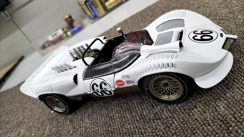 Laden Sie das Bild in Galerie -Viewer, AUTO ART CHAPARRAL 2 1/18 Scale Model Car– Used
