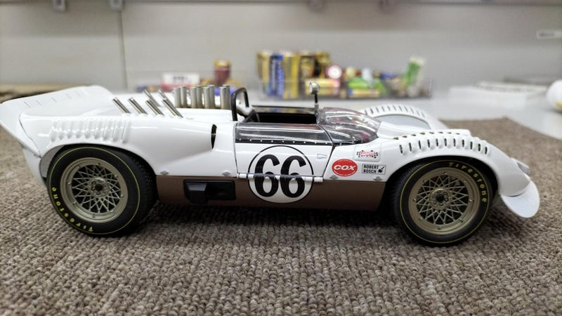 Laden Sie das Bild in Galerie -Viewer, AUTO ART CHAPARRAL 2 1/18 Scale Model Car– Used
